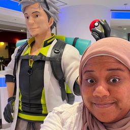 Ebby with the Pokémon GO Professor Willow statue
